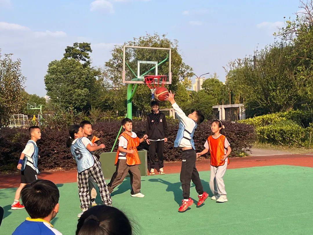 篮球赛场精彩不断，球队风采展露无遗的简单介绍