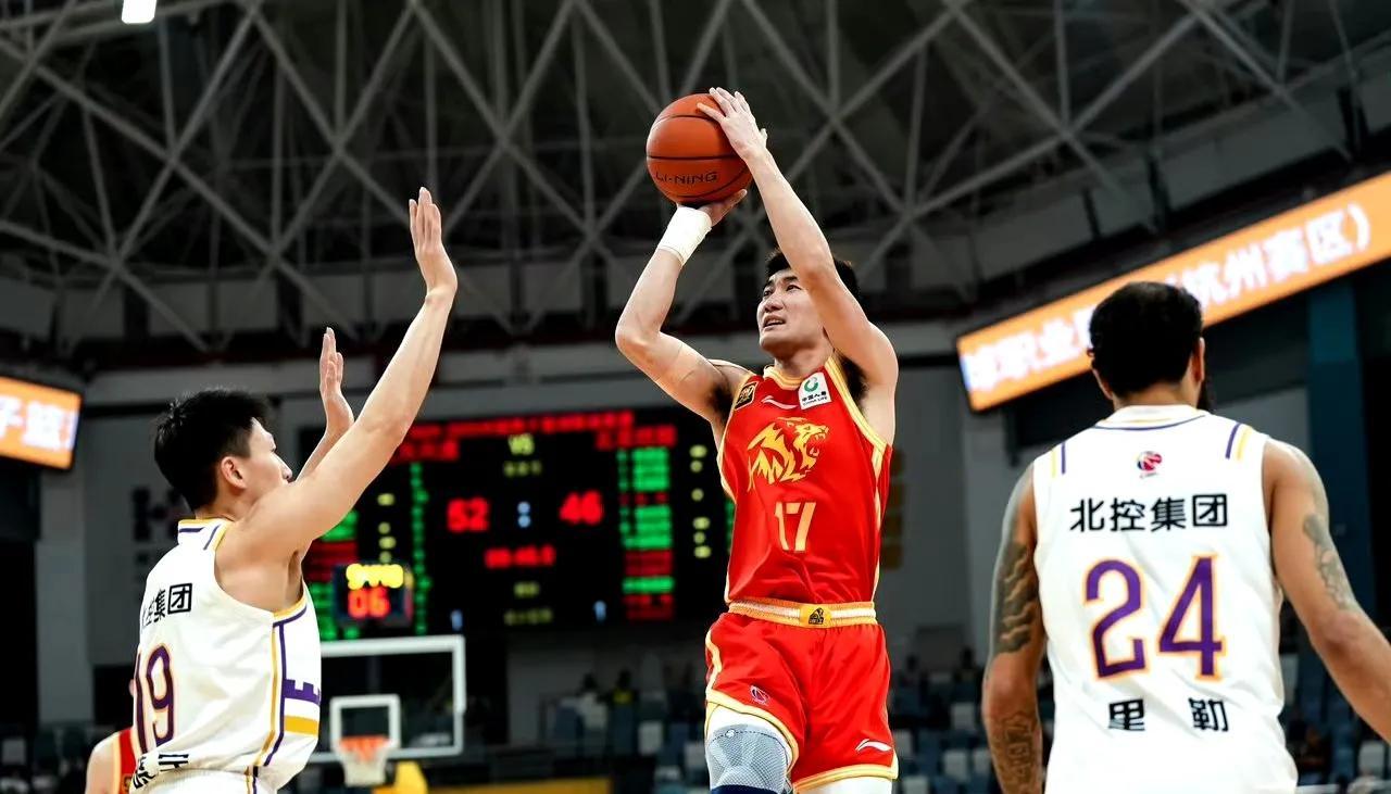 包含新赛季CBA榜首争夺激烈，各队都在全力争胜的词条